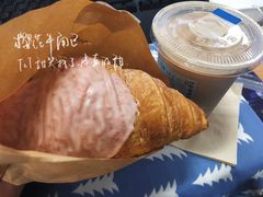 樱花味草莓流心羊角-瑞幸咖啡(港湾1号店)