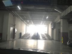 -家乐福南翔店停车场