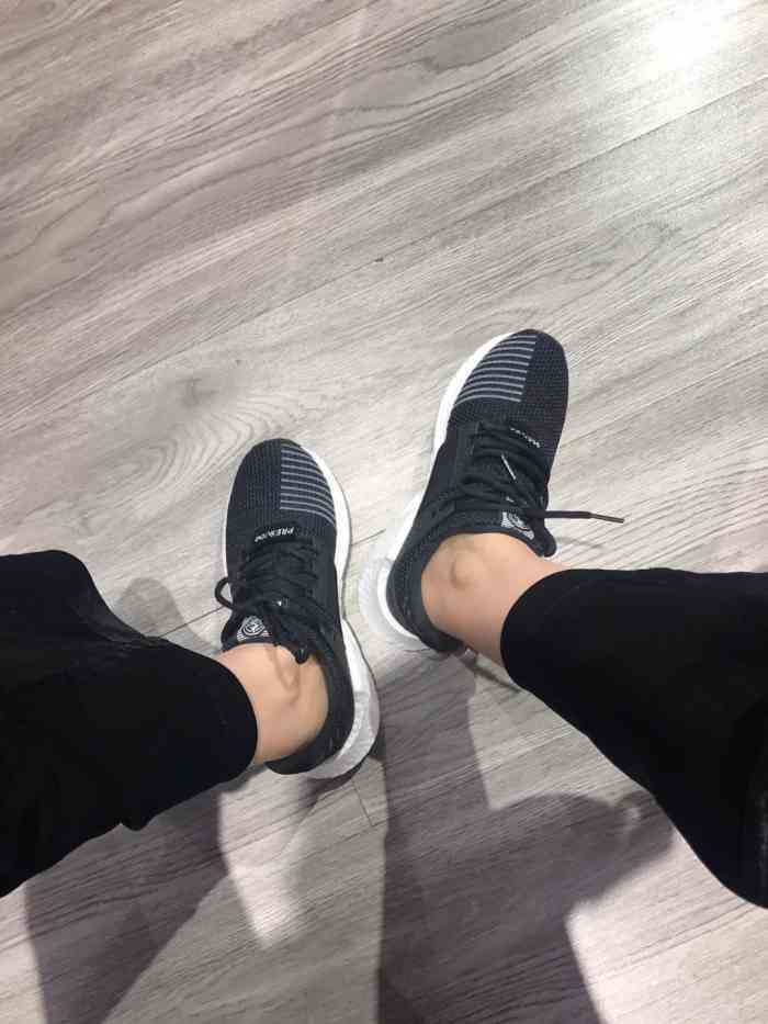 打分 家门口的商场里买的,喜欢他家款,鞋很舒服,店员服务态度很好还会