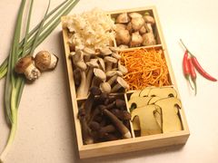 鲜菌拼盘-芭夯兔·兔肉汤锅(新都店)