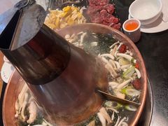 -果松木炭酸菜铜火锅·外婆参鸡汤