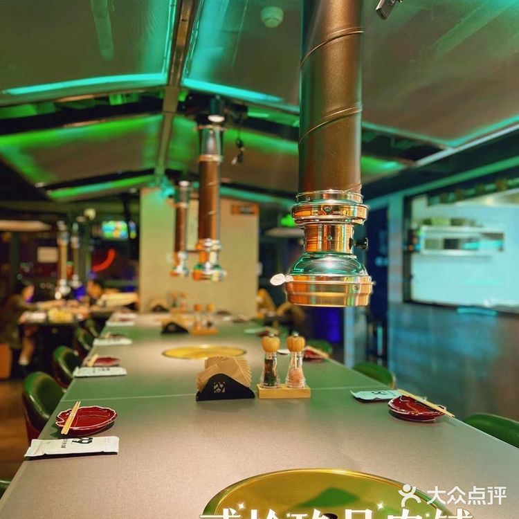 入秋的季节🍂来亮马河旁跟好朋友吃顿小火锅🍲[吐]