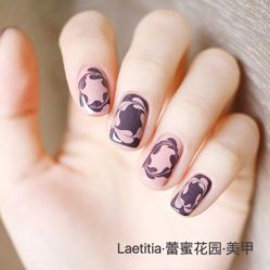 美甲转自蕾蜜花园客服号：咖灰拉花也可以在指尖。美甲师表示毫无压力[机智]-凝舍科技美容中心