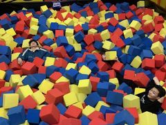 -爱蹦iBOON蹦床运动馆(江汉店)