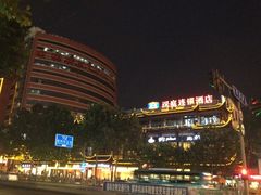 旁边大观园路口夜景-济南富力凯悦酒店