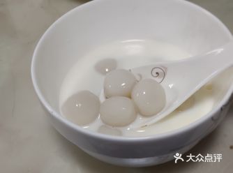 利用家里的糯米粉来做一个简单的小丸子吧！