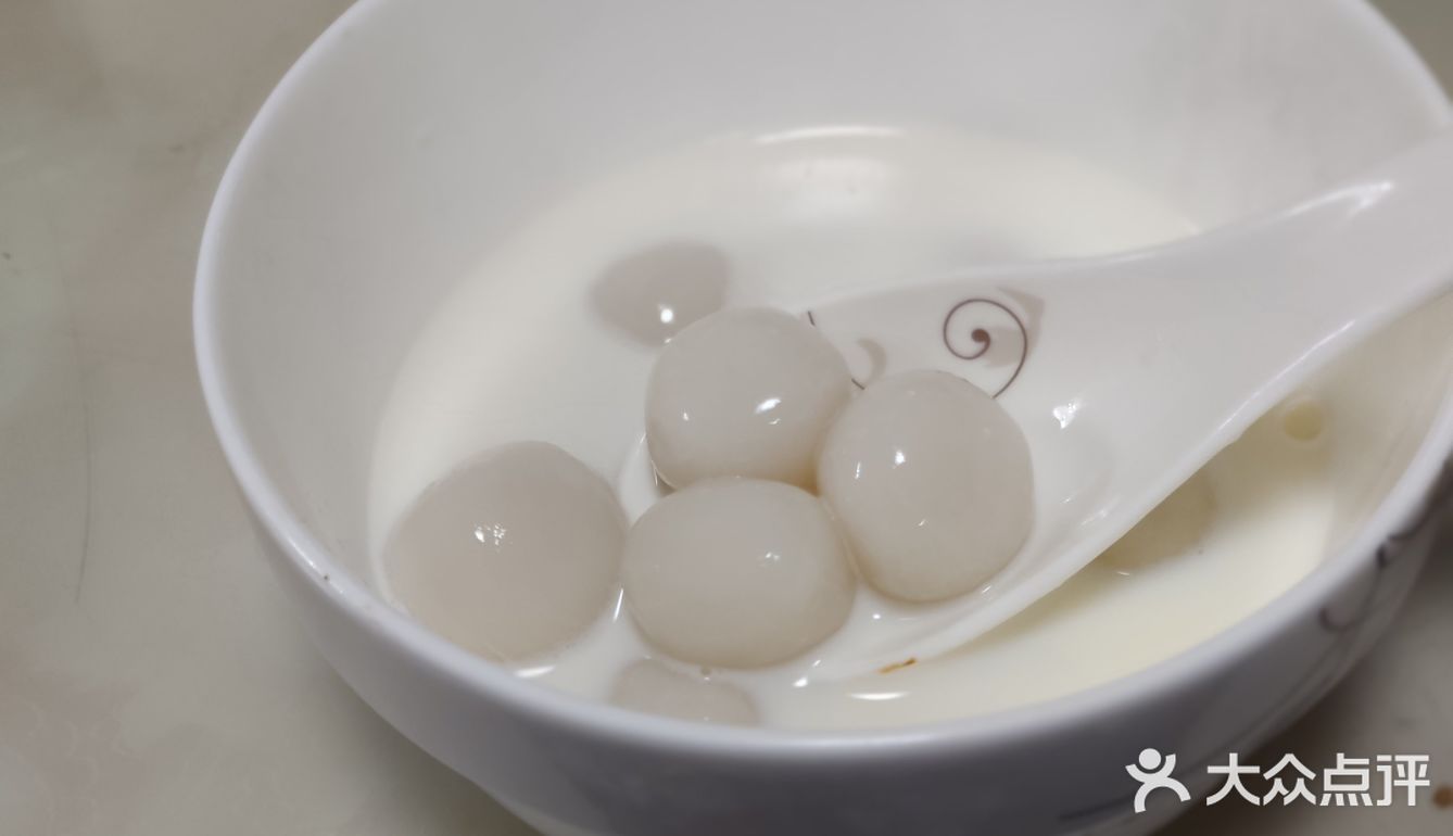 利用家里的糯米粉来做一个简单的小丸子吧！