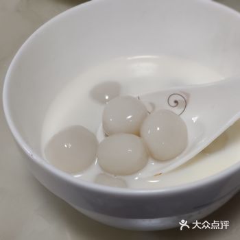 利用家里的糯米粉来做一个简单的小丸子吧!