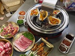 -围炉肉舍•炭烤活鳗•丹东海鲜烤肉(步行街店)