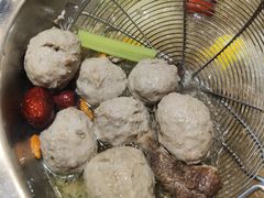 手工牛筋丸（生）-八合里潮汕鲜牛肉火锅(吉大店)