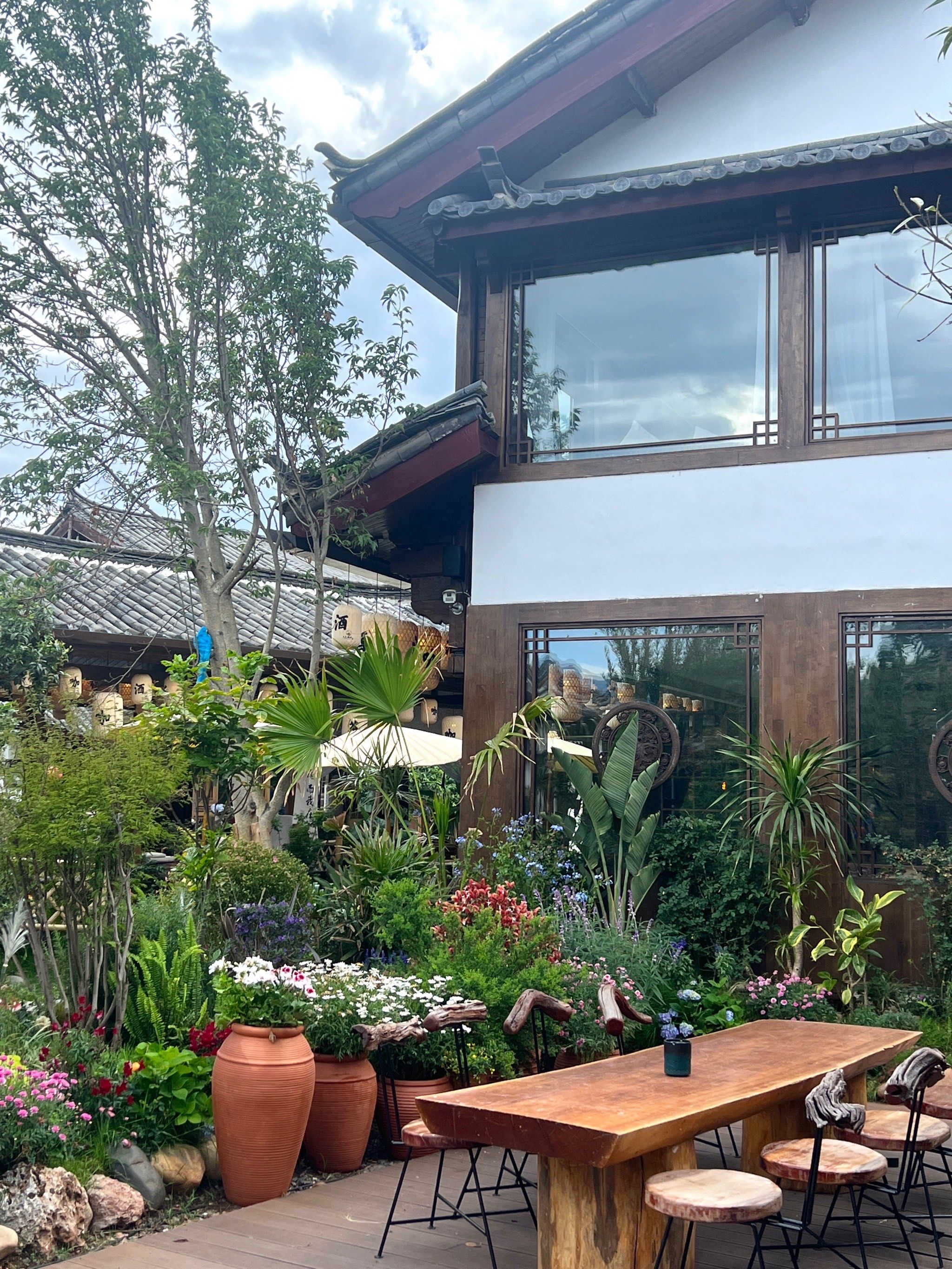 最美民宿大赏 一家开在丽江古城小溪边的酒店
离古城入口就200m 进