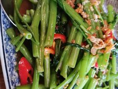 烤空心菜-卷心菜和避孕套餐厅(Pattaya)