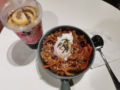 美國雪花肥牛盖饭配温泉蛋-猫儿山۰猫主题餐厅