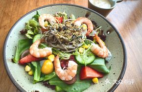 Croissant with Shrimp and Salad