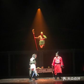 看完，老金带我州桥老街撸串，当地有名的的新疆烧烤夜宵店