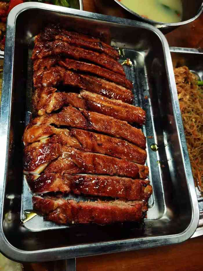 顺徕德·仙庙烧鸡(天安云谷店)-"「烧鸡拼排骨」烧鸡皮很脆,菜上来的