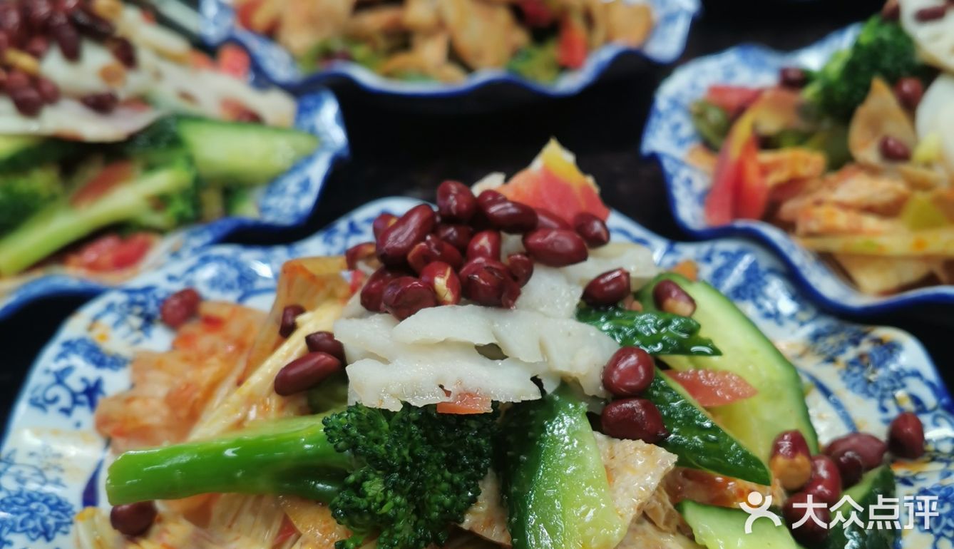 只要营业随时都时都有免费的茶水和泡馍汤，自己去打