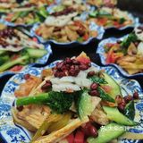 只要营业随时都时都有免费的茶水和泡馍汤，自己去打