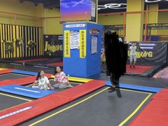 -爱蹦iBOON蹦床运动馆(江汉店)