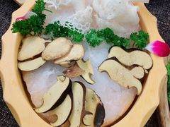 竹荪拼牛肝菌-慢丽江·云南野生菌土鸡锅(付家庄店)
