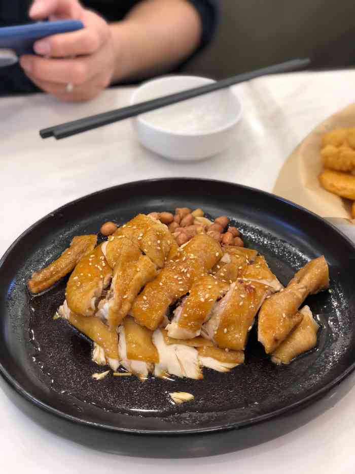 位于荔胜广场五楼广州酒家隔离荔赞之前一直有网评推荐它家酱油鸡好食