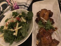 甜辣鸡翅佐以辣蒜汁-WOLFGANG PUCK KITCHEN & BAR(迪士尼小镇店)
