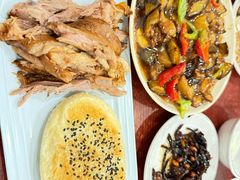 烧饼夹肘子-聚首堂·特色小吃·肘子(什刹海德胜门店)