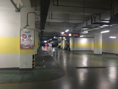 -爱琴海购物公园-地下停车场