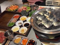 -围炉肉舍•炭烤活鳗•丹东海鲜烤肉(步行街店)