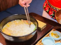 铜米·来吃一碗好米线-银米·云南传统过桥米线(双廊黑金冠店)