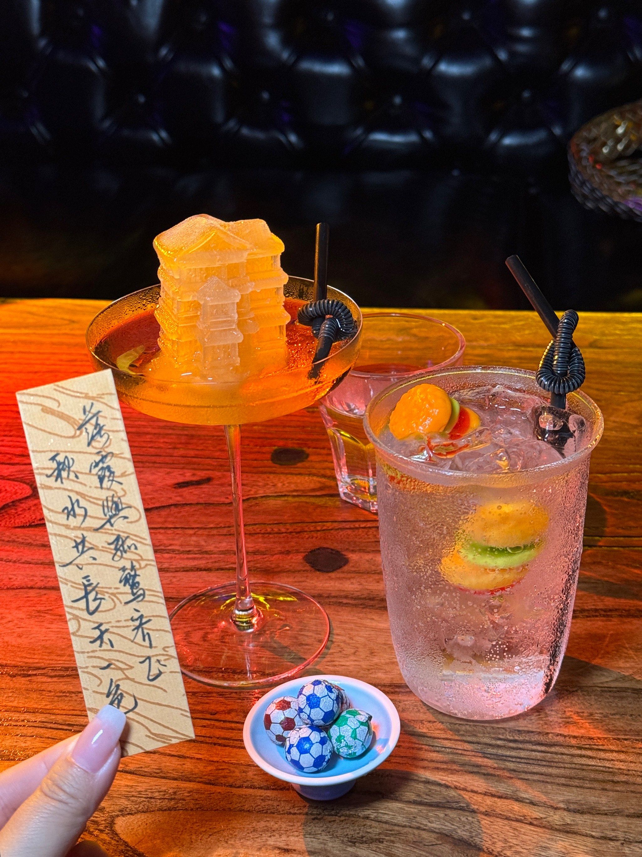 时在这里和朋友一起看球的含金量啊
大家一起欢呼雀跃太有意思啦 越