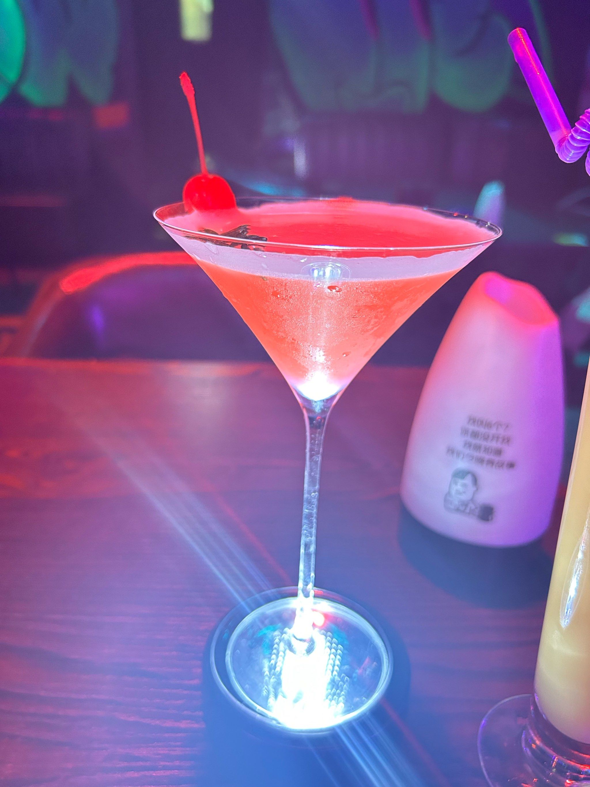 各种霓虹射灯随着音乐转动,太有氛围了

鸡尾酒🍹
💖粉红