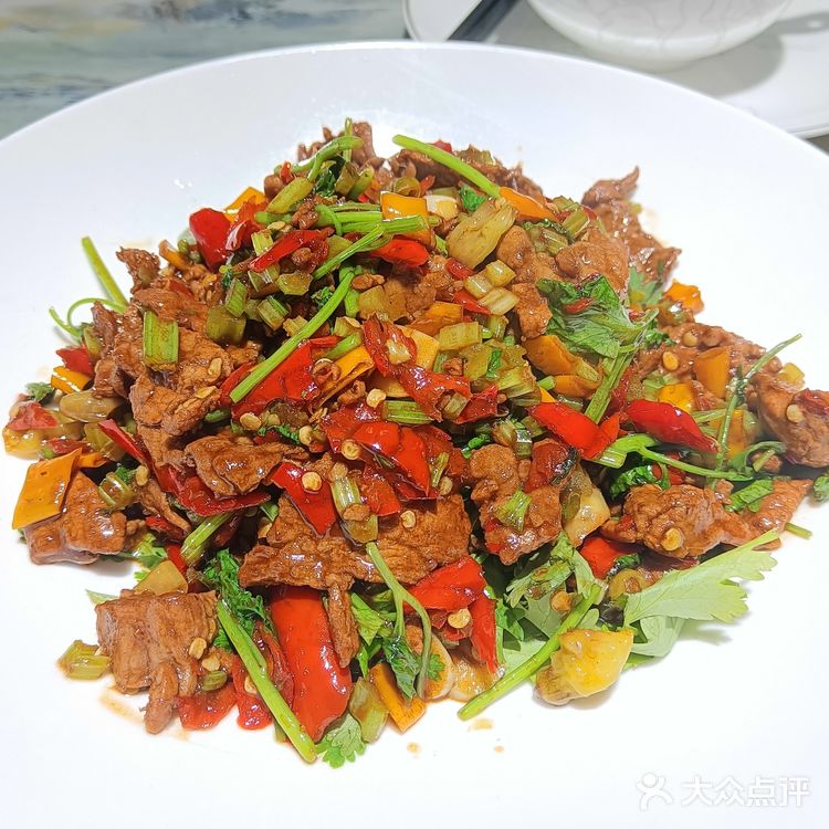 一百块就能吃到原价两百多的菜,四菜一果盘,两也足足的