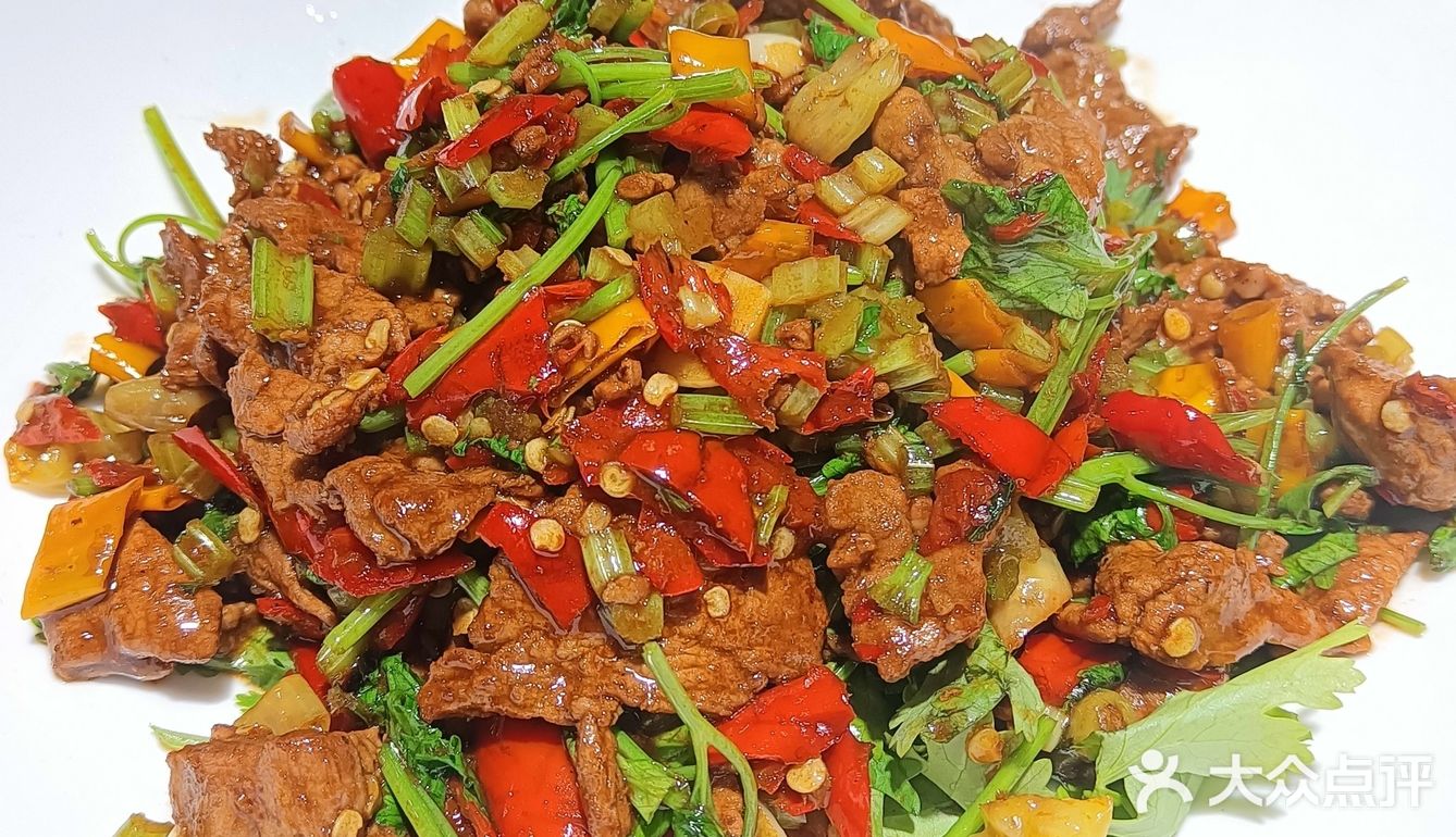 一百块就能吃到原价两百多的菜，四菜一果盘，两也足足的