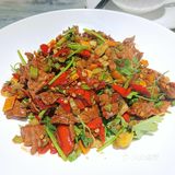 一百块就能吃到原价两百多的菜，四菜一果盘，两也足足的