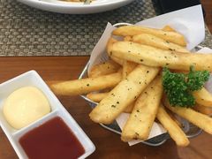 -Chom Cafe and Restaurant