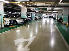 -新世界百货崇文店停车场