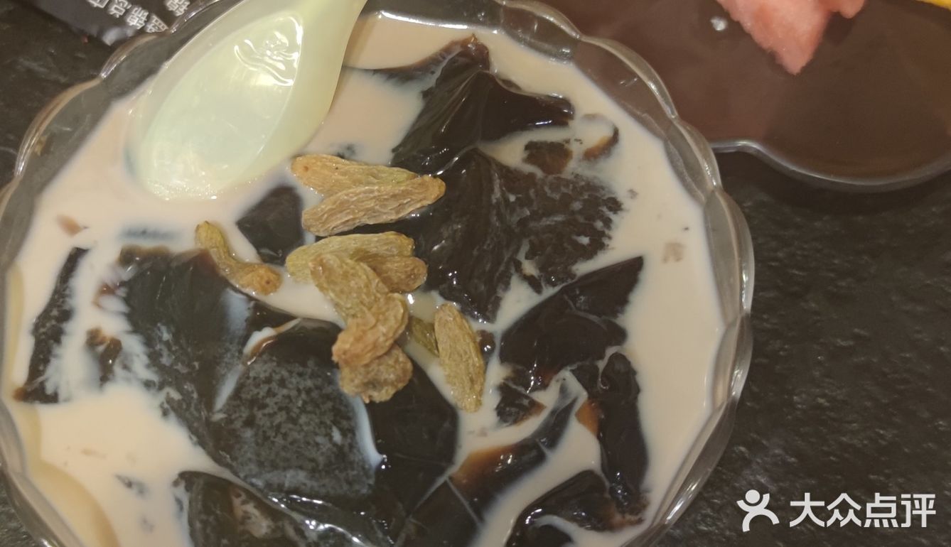 底下全是豆芽，他们家冒菜还是有点辣