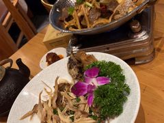 -帅巴人舅母子腊蹄民俗村