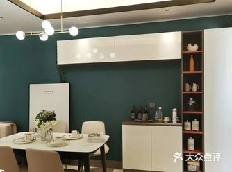 亮点:墨绿沙发背景墙搭配大面积浅色家具,打造现代复古
