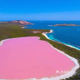 搭乘小型飞机,沿着海岸线飞行不远