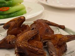 脆皮红烧乳鸽-翠园(北京王府中环店)