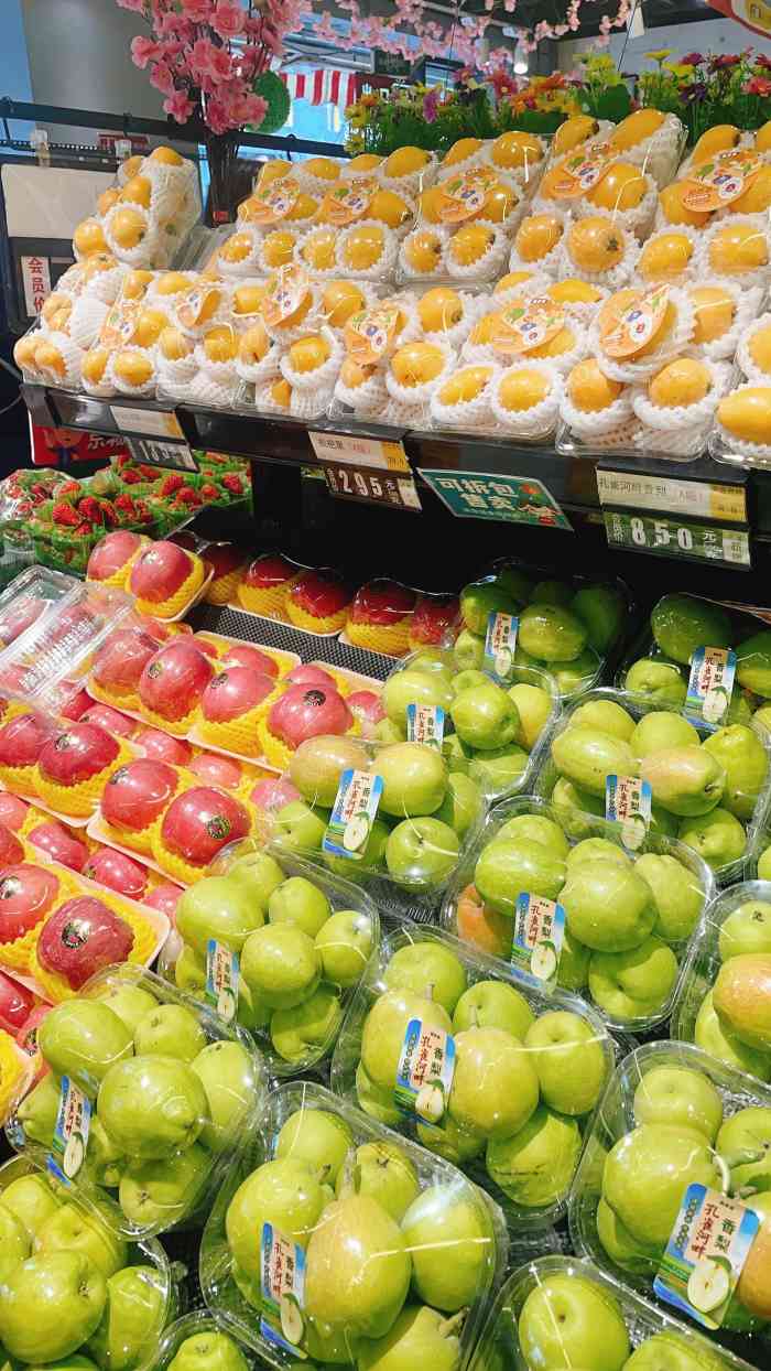 果多美(月坛南街店)-"菠萝不到29元一个 可以现场帮忙削皮 切.