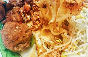 Braised Pork with Oil-Poured Biangbiang Noodles