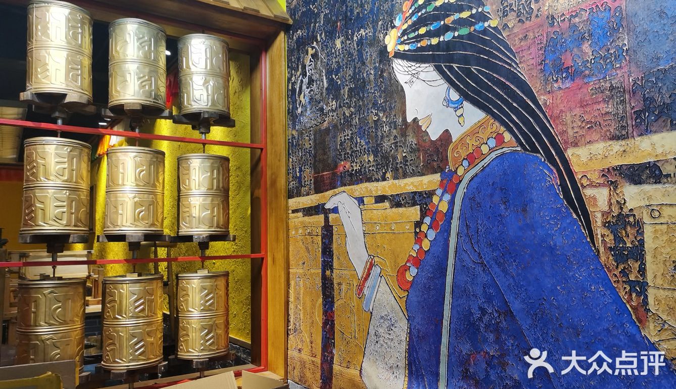 一进店就被门口的藏族女孩壁画吸引了