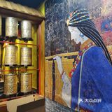 一进店就被门口的藏族女孩壁画吸引了