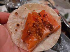 烟熏三文鱼配烤饺子皮和芥末籽酱-BOR Eatery(安福路店)