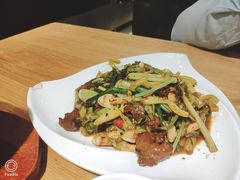 自制酸菜炒牛肉-宏记广东客家菜(丰汇店)