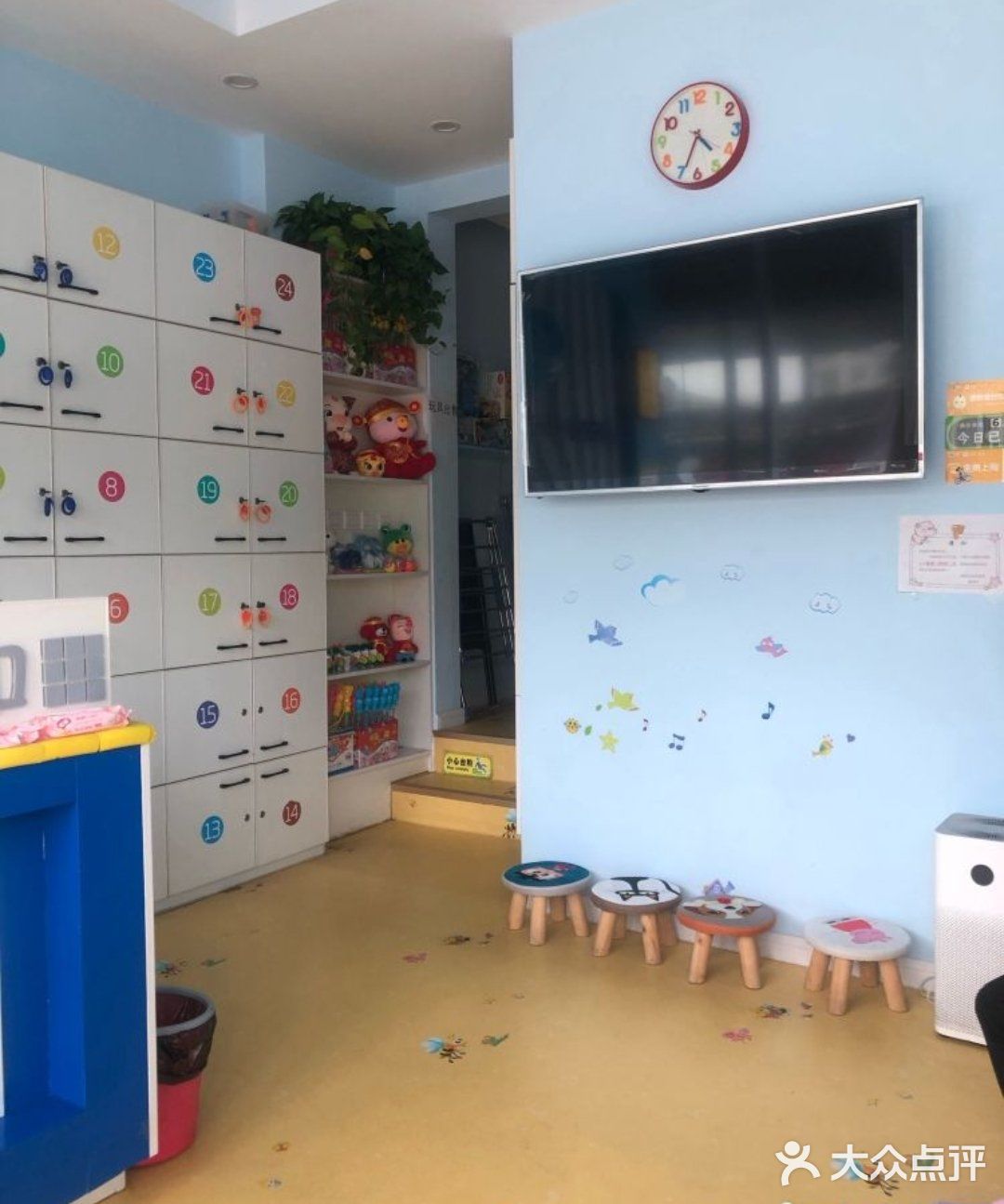 小鸭先知游泳