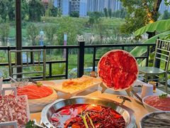 -茅草房·河畔园林火锅